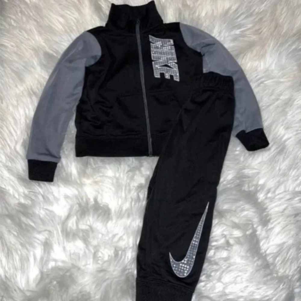 Nike Kids Matching Set, size 6, color black & grey, used $20.00 - Picture 1 of 1